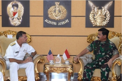 Komandan Armada Pasifik Amerika Serikat Laksamana John C Aquilino (kiri) bertemu Panglima TNI Marsekal Hadi Tjahjanto (kanan) saat berkunjung ke Indonesia untuk memperkuat kemitraan kedua negara.