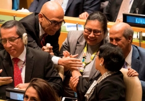 Delegasi Indonesia yang dipimpin Menlu Retno Marsudi saling bersalaman usai resmi terpilih sebagai anggota tidak tetap DK PBB 2019-2020, dalam sidang Majelis Umum PBB, di New York, AS, Jumat (8/6) malam WIB. (Foto: IST/setkab)
