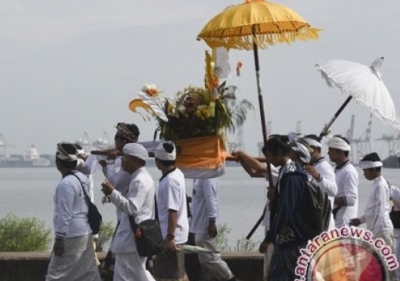 Ratusan Umat Hindu Gelar Melasti Di Pantai Paseban