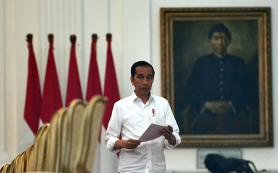 Presiden Joko Widodo bersiap menyampaikan keterangan pers di beranda belakang Istana Merdeka, Jakarta, Selasa (3/3/2020). Presiden menyatakan telah memerintahkan para menteri untukÂ mengingatkan para pejabat publik dan pihak rumah sakit agar tidak membuka data pasien positif corona serta mengajak masyarakat untuk tidak panik namun tetap waspada dan beraktivitas seperti biasa. ANTARA FOTO/Sigid Kurniawan/wsj.