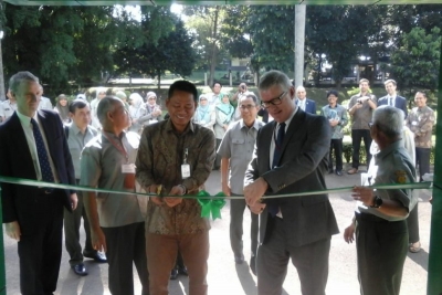 Direktur Jenderal IRRI Dr Matthew Morell dan Kepala Badan Penelitian dan Pengembangan (Balitbang) Kementerian Pertanian Dr Fadjry Djufry saat membuka kantor IRRI (International Rice Research Institute) di Bogor, Senin (1/4/2019) (IRRI)