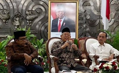 Wakil Presiden Ma&#039;ruf Amin didampingi Kepala Sekretariat Wapres Mohamad Oemar (kanan) dan Juru Bicara Wapres Masduki Baidlowi memberikan keterangan pers di Kantor Wapres Jakarta, Jumat (13/3/2020). ANTARA/Fransiska Ninditya/aa.