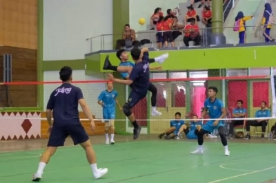 Uji coba sepak takraw tim nasional di Gedung Wanita Jepara, Jawa Tengah, Jumat (25/10). 