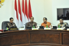 Presiden Jokowi memimpin Rapat Terbatas Persiapan Kunjungan Kerja Presiden ke KTT ASEAN dan KTT G20, di Kantor Presiden, Jakarta, Rabu (19/6) siang.