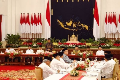 Presiden Joko Widodo berbuka puasa bersama dengan para pimpinan lembaga negara di Istana Negara, Jakarta, Senin (6/5/2019).   Artikel ini telah tayang di Kompas.com dengan judul &quot;Buka Puasa Bareng Pimpinan Lembaga Negara, Jokowi Singgung Rencana Pemindahan Ibu Kota&quot;, https://nasional.kompas.com/read/2019/05/06/18083531/buka-puasa-bareng-pimpinan-lembaga-negara-jokowi-singgung-rencana-pemindahan.  Penulis : Ihsanuddin Editor : Sandro Gatra