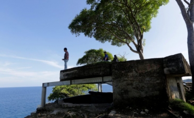 Arsip Foto - Wisatawan mengunjungi objek wisata sejarah benteng Anoi Itam di Sabang, Aceh, Jumat (21/12). Benteng Anoi Itam merupakan salah satu benteng yang digunakan tentara Jepang untuk menyimpan peluru dan senjata ketika perang dunia II dan menjadi tempat untuk bertahan dari musuh. ANTARA FOTO/Irwansyah Putra/hp. (ANTARA FOTO/IRWANSYAH PUTRA)