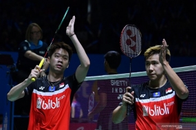 Ganda putra Indonesia Kevin Sanjaya Sukamuljo (kiri) dan Marcus Fernaldi Gideon melakukan selebrasi seusai mengalahkan ganda putra India Satwiksairaj Rankireddy dan Chirag Shetty dalam babak kedua Blibli Indonesia Open 2019 di Istora Gelora Bung Karno, Jakarta, Kamis (18/7/2019). 