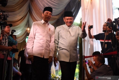 Presiden Joko Widodo (kiri) dipersilahkan oleh Ketua DPR Bambang Soesatyo (kanan) setibanya di rumah dinas ketua DPR untuk berbuka puasa bersama dengan pimpinan lembaga tinggi negara di Jakarta, Senin (13/5/2019). ANTARA FOTO/Akbar Nugroho Gumay/ama/aa