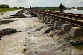 Dokumen: Rel kereta api yang menggantung akibat banjir (Humas KAI Daop 3)