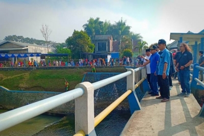 Wali Kota Malang Sutiaji saat meninjau Kampung Rolak, salah satu kampung tematik Kota Malang, Jatim, yang bakal &quot;disulap&quot; menjadi destinasi wisata unggulan. (FOTO ANTARA/HO-Humas Pemkot Malang)