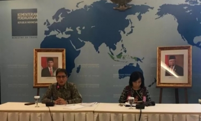 Direktur Jenderal Perundingan Perdagangan Internasional (PPI) Kementerian Perdagangan Iman Pambagyo (kiri) pada konferensi pers di Kantor Kemendag Jakarta, Selasa (22/10/2019). 