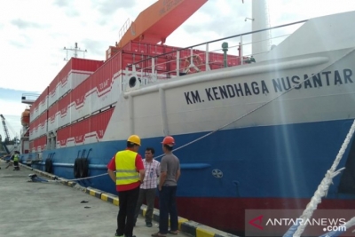 Kapal kontainer KM Kendhaga Nusantara 2 program tol laut kunjungan perdana ke Pelabuhan Gunungsitoli, Sumatera Utara. 