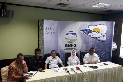 Kepala BMKG Dwikorita Karnawati, Kepala Pusat Gempabumi dan Tsunami BMKG Rahmat Triyono, Deputi Bidang Geofisika BMKG Muhamad Sadly, saat jumpa pers di Gedung C Kantor BMKG, Jakarta pada Minggu dini hari (23/12/2018). (FOTO ANTARA/Bayu Prasetyo)