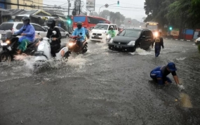 Petugas Suku Dinas Sumber Daya Air Jakarta Selatan mengecek saluran air saat banjir di kawasan Kalibata, Jakarta