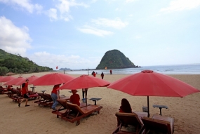 BUMN kembangkan Pantai Pulau Merah