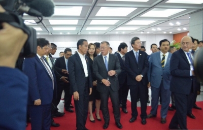 Presiden Joko Widodo didampingi Executive Vice President of Hyundai Motor Grup Euisun Chung berkeliling Pabrik Hyundai Motor di Ulsan, Korea Selatan, Selasa (26/11/2019).