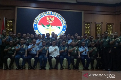 Menteri Pertahanan Ryamrizard Ryacudu (tengah), berfoto bersama jajaran Pejabat Kepala Kantor Wilayah Kementerian Pertahanan RI di Kantor Kementerian Pertahanan RI, Jakarta Pusat, Senin (13/5/2019). (Dea N Zafhira)