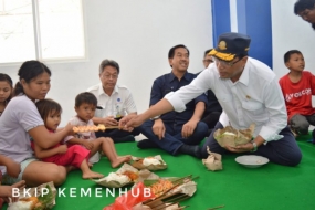 Menteri Perhubungan Budi Karya Sumadi mengunjungi para pengungsi korban Tsunami Banten. (Kemenhub)