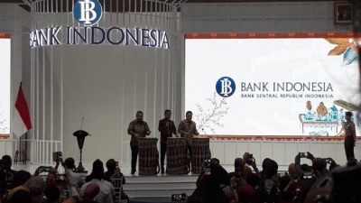 Presiden Jokowi memukul gendang saat meresmikan pembukaan pameran Karya Kreatif Indonesia (KKI) 2019 di Jakarta Convention Center (JCC), Jumat (12/7/2019).