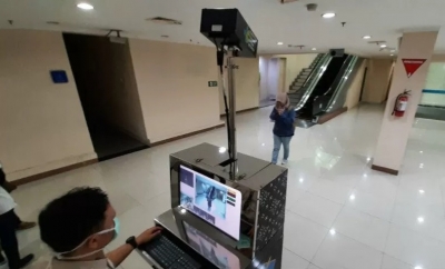 Pemeriksaan thermal scan oleh KKP di Bandara Adi Soemarmo Solo. ANTARA/Aris Wasita