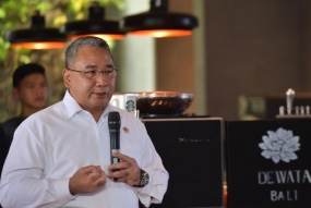 Mendes PDTT saat peresmian gerai Starbuck di Badung.