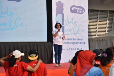 Sekretaris Jenderal Kementerian Kominfo Rosarita Niken Widyastuti berpidato dalam sambutan Gerakan 1 Juta Tumbler di Stadion Utama Gelora Bung Karno, Jakarta, Minggu (28/7/2019).