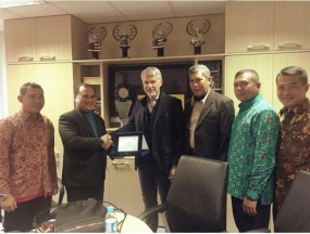 Gubernur Kepulauan Bangka Belitung, Erzaldi Rosman Menerima plakat penghargaan dari Vice Presidential Youth Stream Luigi Zompetti selaku promotor MXGP di Monaco (kbrn)