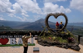 Sejumlah wisatawan berada di lokasi wisata alam Panelokan kawasan Kintamani, Bangli, Bali, Rabu (25/9/2019). ANTARA