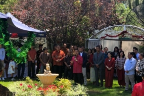 Dubes RI untuk Australia, Y. Kristiarto S. Legowo bersama komunitas masyarakat Indonesia menggelar doa bersama lintas agama bagi korban bencana tsunami Selat Sunda di saat penyelenggaraan Open House Perayaan Natal 2018 di Wisma Indonesia Canberra, Selasa (25/12/2018). (KBRI Canberra)