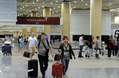 Sejumlah wisatawan membawa barang bawaan setibanya di Terminal Kedatangan Internasional Bandara Internasional I Gusti Ngurah Rai, Bali, Rabu (22/1/2020). ANTARA FOTO/Fikri Yusuf