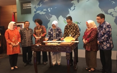 Direktur Jenderal Pengembangan Ekspor Nasional Kementerian Perdagangan Arlinda (paling kiri) menyaksikan penandatanganan kerja sama antara Kementerian Perdagangan melalui Indonesia Design Development Center (IDDC) berkolaborasi dengan Dewan Kerajinan Nasional Daerah (Dekranasda) Provinsi DKI Jakarta dan Universitas Multimedia Nusantara (UMN) dalam meningkatkan nilai tambah produk ekspor di Jakarta, Kamis (9/5/2019).