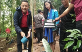 Menteri Sosial Juliari Batubara ikut menanam bibit pohon pada kegiatan penanaman bibit pohon yang dilakukan PDI Perjuangan di Jawa Barat yang dipusatkan di Ciwidey Kabupaten Bandung, Minggu (2/2/2020).