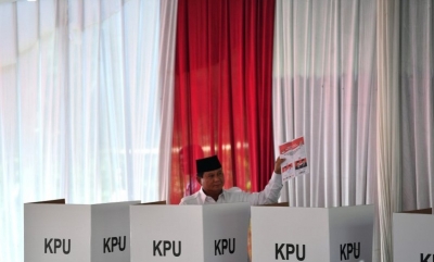 Calon Presiden nomor urut 02 Prabowo Subianto bersiap menggunakan hak pilihnya di TPS 041, Kampung Curug, Desa Bojong Koneng, Babakan Madang, Bogor, Jawa Barat, Rabu (17/4/2019). 