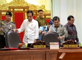 Presiden Jokowi didampingi Wakil Presiden Jusuf Kalla bersiap memimpin rapat terbatas, di Kantor Presiden, Jakarta, Jumat (3/5) pagi. (Foto: Rahmat/Humas)