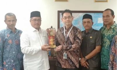 Bupati Aceh Barat H Ramli MS didampingi sejumlah pejabat menyerahkan cinderamata kepada Presiden Direktur Japan External Trade Organization (JETRO) Jakarta, Keishi Suzuki di Jakarta, Selasa (3/3/2020). (ANTARA/HO-Dok. Pemkab Aceh Barat)