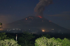 GUNUNG AGUNG ERUPSI Abu vulkanis dan batu pijar terlontar dari kawah Gunung Agung saat erupsi yang terpantau dari Pos Pengamatan Gunung Api Agung, Karangasem, Bali, Minggu (21/4/2019). Gunung Agung yang berstatus siaga itu kembali erupsi pada pukul 18.56 WITA dengan melontarkan abu vulkanis mencapai ketinggian 3.000 meter dari kawah yang disertai lontaran batu pijar ke lereng gunung tersebut.(ANTARA FOTO/NENGAH WARDHANA)