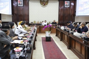 Wali Kota Surabaya Tri Rismaharini mengumpulkan jajaran Badan Usaha Milik Daerah (BUMD) Kota Surabaya, Jawa Timur untuk persiapan menghadapi pasar bebas yang akan masuk ke Indonesia pada 2020 di Pemkot Surabaya, Senin (10/6). 