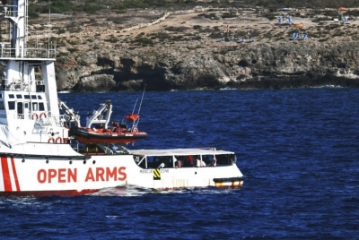 Kapal milik badan amal dan penyelamat imigran Open Arms yang berisi 107 imigran di Pulau Lampedusa, Sisilia, Italia, Senin (19/8). Pulau Lampedusa terkenal sebagai destinasi wisata dan memancing.