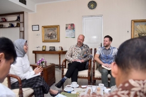 Sekda Sumut, Sabrina berbincang dengan investor Swedia di Medan, Rabu.