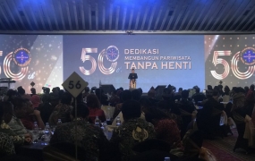 Ketua Umum PHRI Hariyadi Sukamdani menganugerahkan secara langsung Gelar Bapak Pariwisata Nasional kepada Presiden Joko Widodo dalam acara Gala Dinner Peringatan HUT ke-50 PHRI di Puri Agung Convention Hall Jakarta, Senin malam (11/2/2019) (Hanni Sofia)