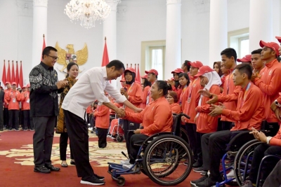 Jokowi Serahkan Bonus Bagi Para Atlet Asian Para Games 2018