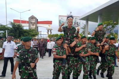 Pangkostrad Letjen TNI Besar Harto Karyawan (kiri) dan Danrem 172/PWY Kolonel Inf J Binsar P Sianipar (kanan) diarak oleh prajurit Yonif PR 328/DGH di perbatasan RI-PNG, tepatnya di Skouw-Wutung, Distrik Muara Tami, Kota Jayapura, Papua, Rabu (13/3) (Dokumen Penrem 172/PWY)