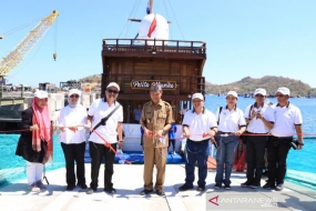 Peluncuran Kapal Pinisi Pelita Arunika milik PT Pelni (Persero), di Labuan Bajo, Nusa Tenggara Timur, Selasa (23/7). 