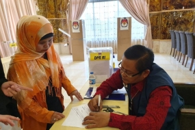 Seorang WNI ikut memberikan suaranya dalam Pemilu 2019 di Provinsi Erbil, Irak (12/4/2019). (PPLN Baghdad)