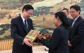 Menteri BUMN Rini Soemarno memberikan cinderamata kepada Chairman China Minmetals Corporation Fuping Tang dalam kunjungannya ke Beijing, Tiongkok, Rabu (15/5/2018). Kunjungan kali ini dilakukan untuk mendukung Holding Industri Pertambangan Inalum menjajaki kerja sama di bidang hilirisasi pertambangan.