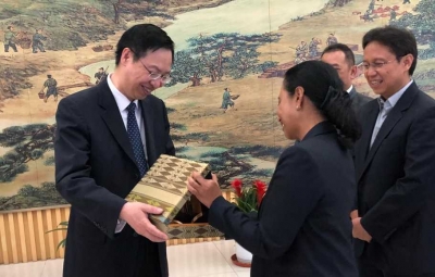 Menteri BUMN Rini Soemarno memberikan cinderamata kepada Chairman China Minmetals Corporation Fuping Tang dalam kunjungannya ke Beijing, Tiongkok, Rabu (15/5/2018). Kunjungan kali ini dilakukan untuk mendukung Holding Industri Pertambangan Inalum menjajaki kerja sama di bidang hilirisasi pertambangan.