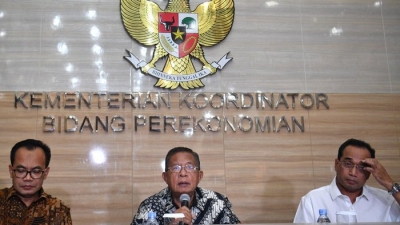 Menko Perekonomian Darmin Nasution (tengah) didampingi Menteri Perhubungan Budi Karya Sumadi (kanan) dan Sesmenko Perekonomian Susiwijono Moegiarso memberikan keterangan pers tentang tarif batas atas tiket pesawat di kantor Kemenko Perekonomian, Senin (13/5/2019)