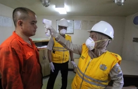 Petugas kesehatan pelabuhan melakukan pemeriksaan kesehatan kepada crew / awak kapal dengan menggunakan thermal scanner di Pelabuhan Dumai sebagai upaya untuk meningkatkan kewaspadaan dan antisipasi penyebaran virus corona. ANTARA