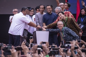 Presiden Joko Widodo (tengah kiri) bersama Gubernur DKI Jakarta Anies Baswedan (tengah kanan) serta pejabat terkait menekan tombol saat meresmikan MRT Jakarta, di kawasan Bundaran HI, Jakarta, Minggu (24/3/2019). Moda Raya Terpadu (MRT) Jakarta Fase 1 dengan rute Bundaran HI - Lebak Bulus resmi beroperasi.  Artikel ini telah tayang di Katadata.co.id dengan judul &quot;Resmikan MRT Jakarta Fase I, Jokowi: Ini Budaya Baru Transportasi RI&quot; , https://katadata.co.id/berita/2019/03/24/resmikan-mrt-jakarta-fase-i-jokowi-ini-budaya-baru-transportasi-ri Penulis: Rizka Gusti Anggraini  Editor: Ekarina