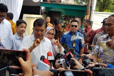 Wakil Presiden RI Jusuf Kalla menunjukkan tanda tinta setelah memberikan hak suaranya di TPS 004 Kelurahan Pulo, Kebayoran Baru, Jakarta Selatan, Rabu (17-4-2019). 